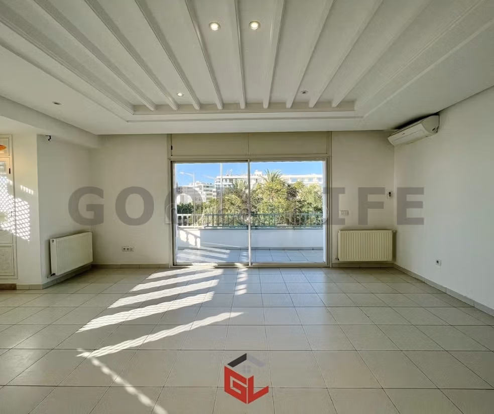 In Affitto Magnifica Villa con Piscina al Lago 2