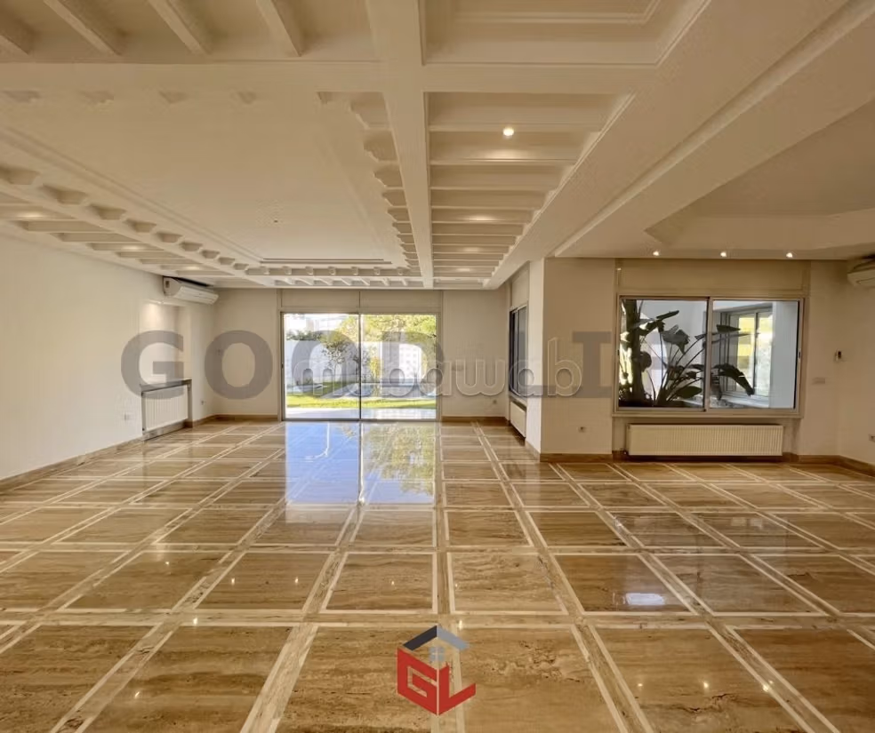 In Affitto Magnifica Villa con Piscina al Lago 2
