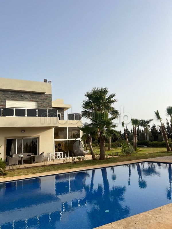 Bonita granja en venta en el Golf de Benslimane. Superficie 10000 m². Seguridad 24/7.