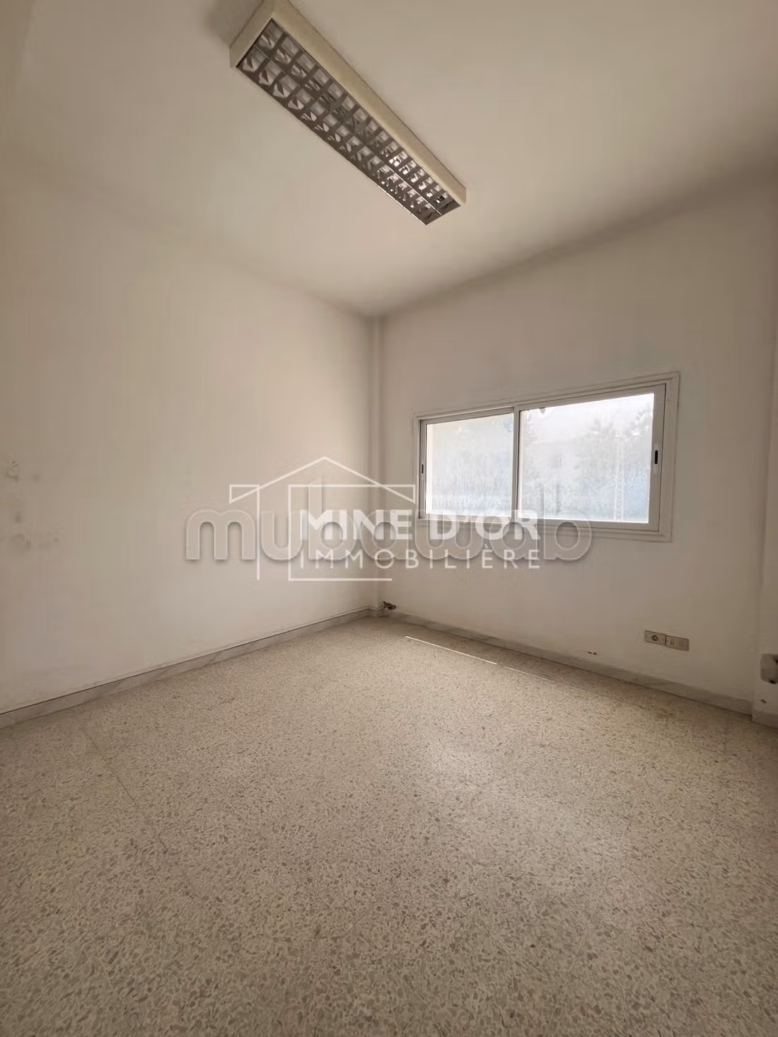 À Louer Entrepôt 1200 m² à Charguia 2