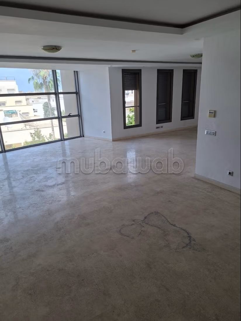 A louer un bel appartement haut. 
Stand  2 places au garage