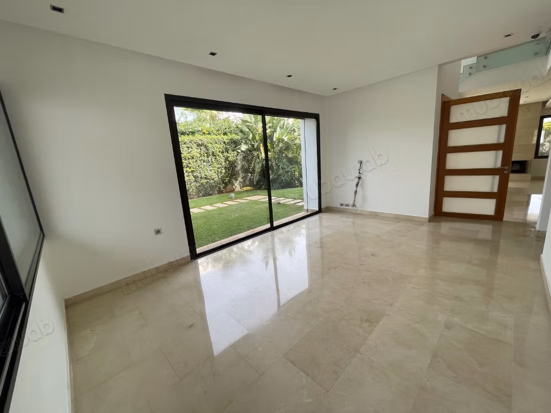 Villa di alto livello con piscina nella città verde