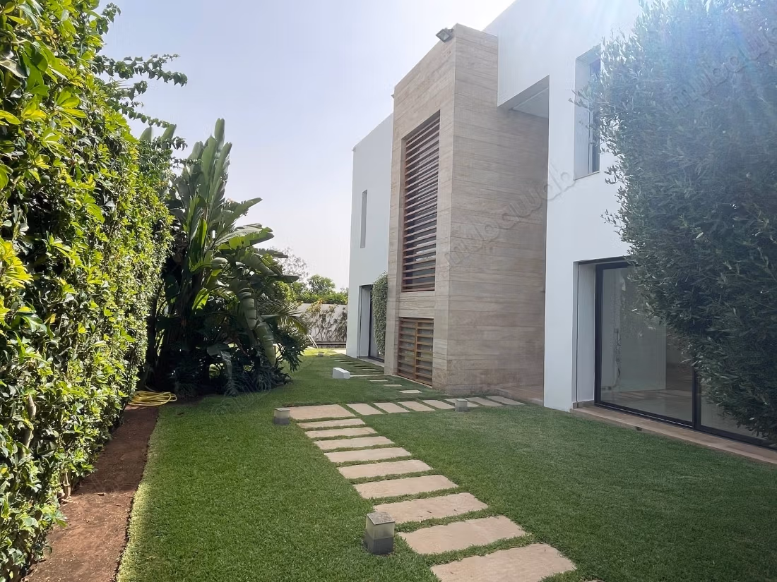 Villa di alto livello con piscina nella città verde