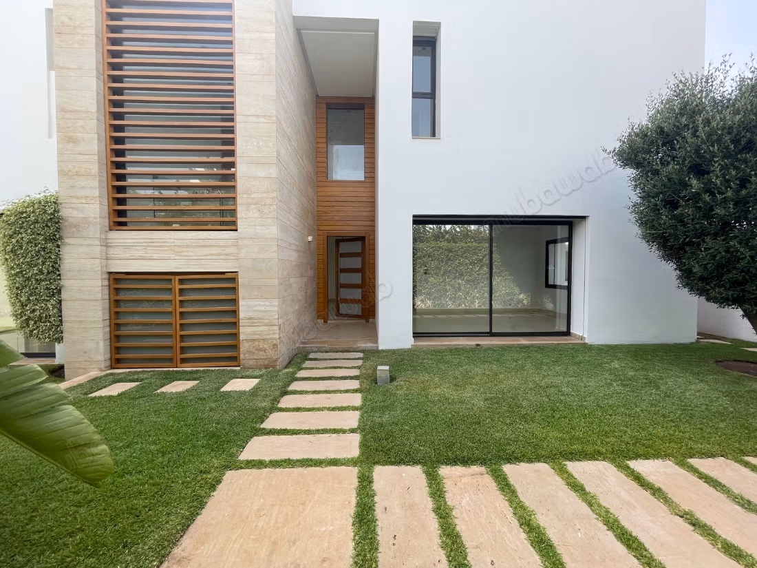 Villa di alto livello con piscina nella città verde