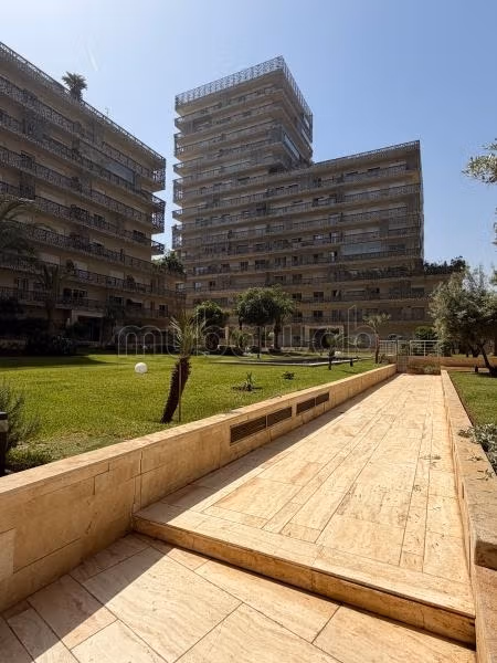 Magnificent 2-bedroom apartment including a suite, right in the center of CFC,