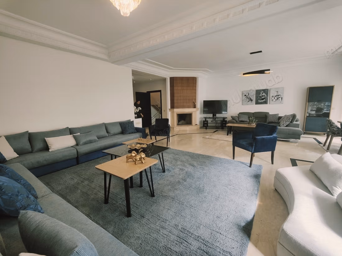 Beautiful apartment for rent in Racine. Total area 210 m²