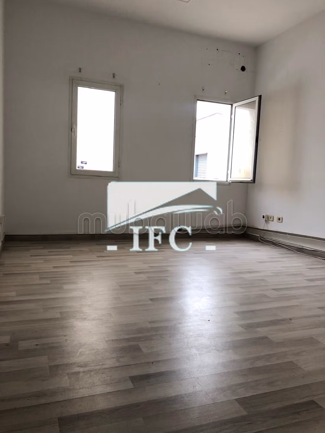 Bureau en 8 espaces 150m² charguia 1 IFCC174