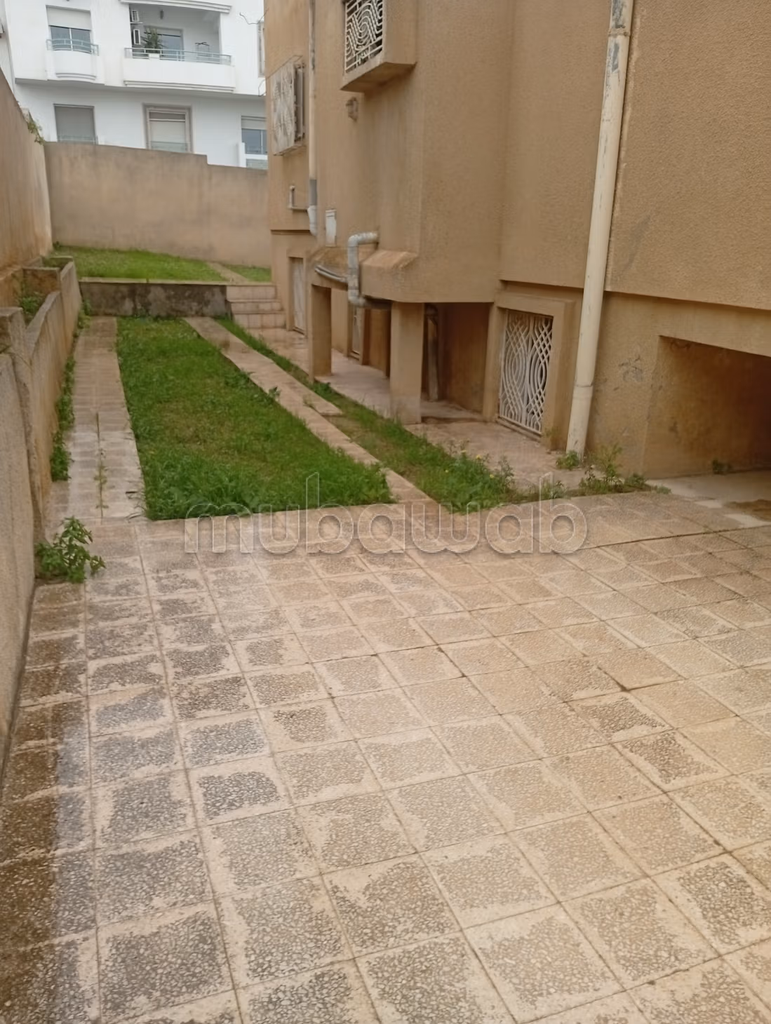 Vente ennasr villa donne sur deux rue a rafraichir