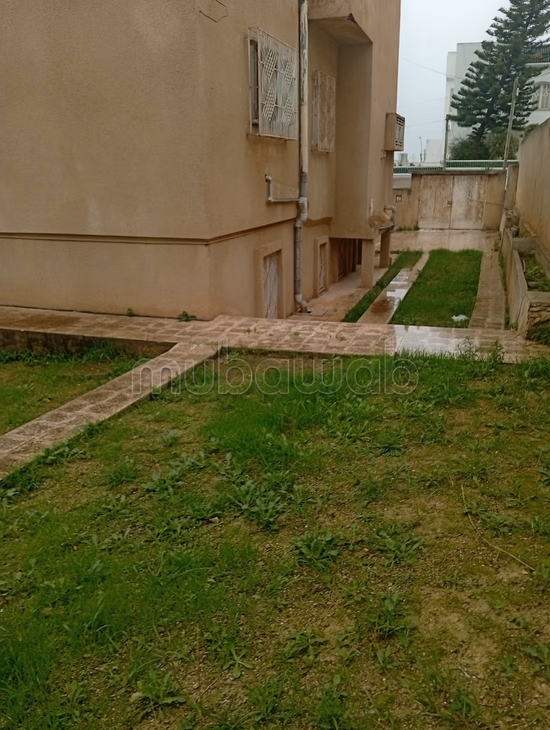 Vente ennasr villa donne sur deux rue a rafraichir
