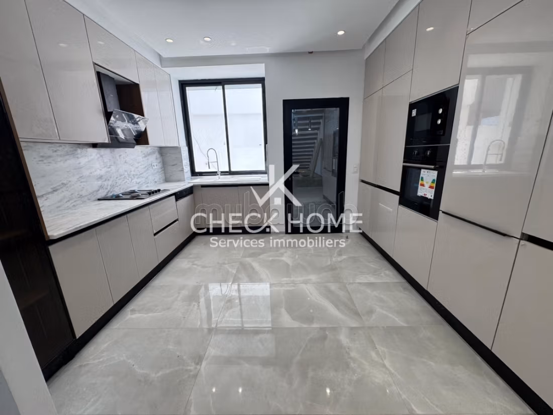 A vendre villa S5 de luxe neuve à Hammamet Nord