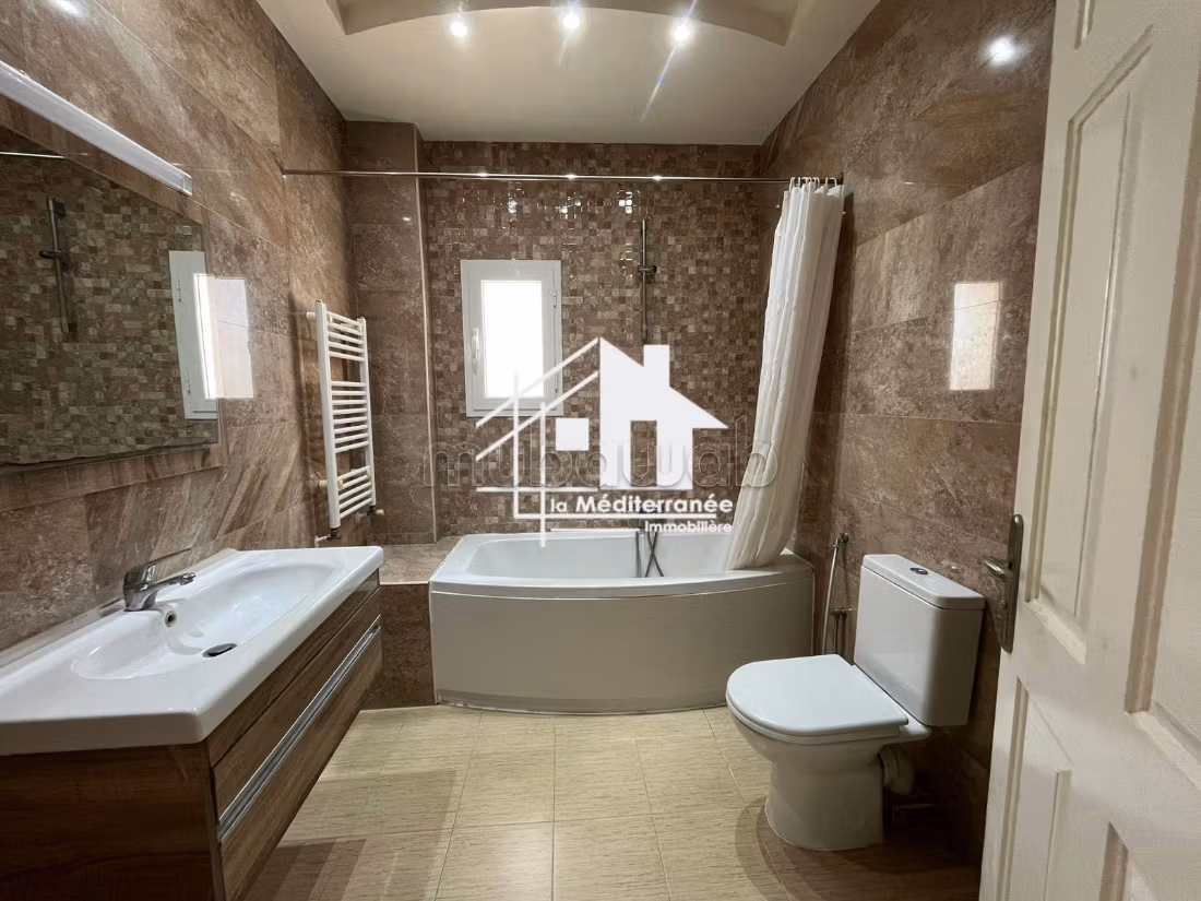 A louer Etage de Villa s3 à La Marsa Stade