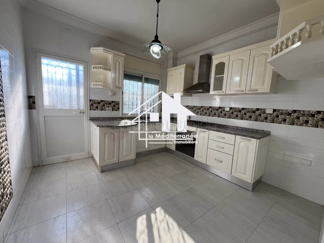 A louer Etage de Villa s3 à La Marsa Stade