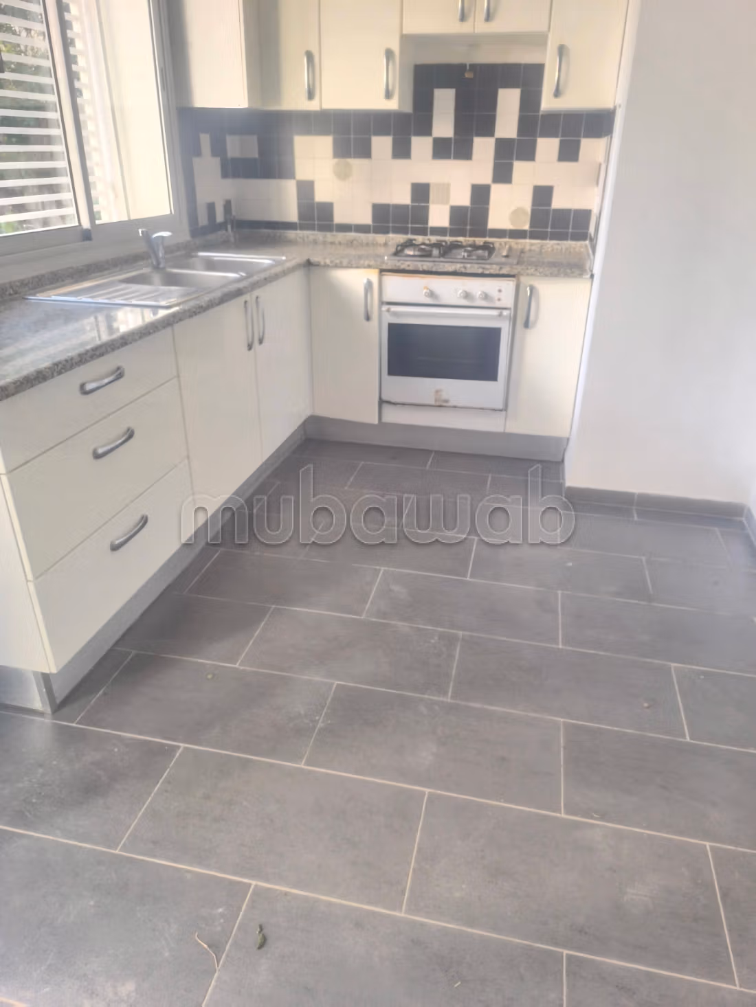 Rent this apartment in Cité des Juges. Small area 120 m². Double glazing and central heating