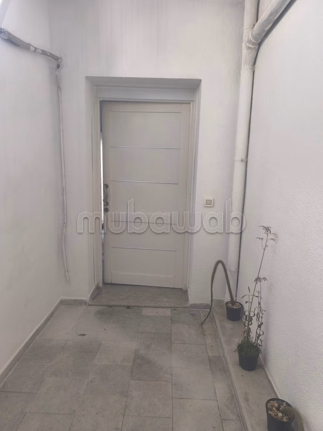 Rent this apartment in Cité des Juges. Small area 120 m². Double glazing and central heating