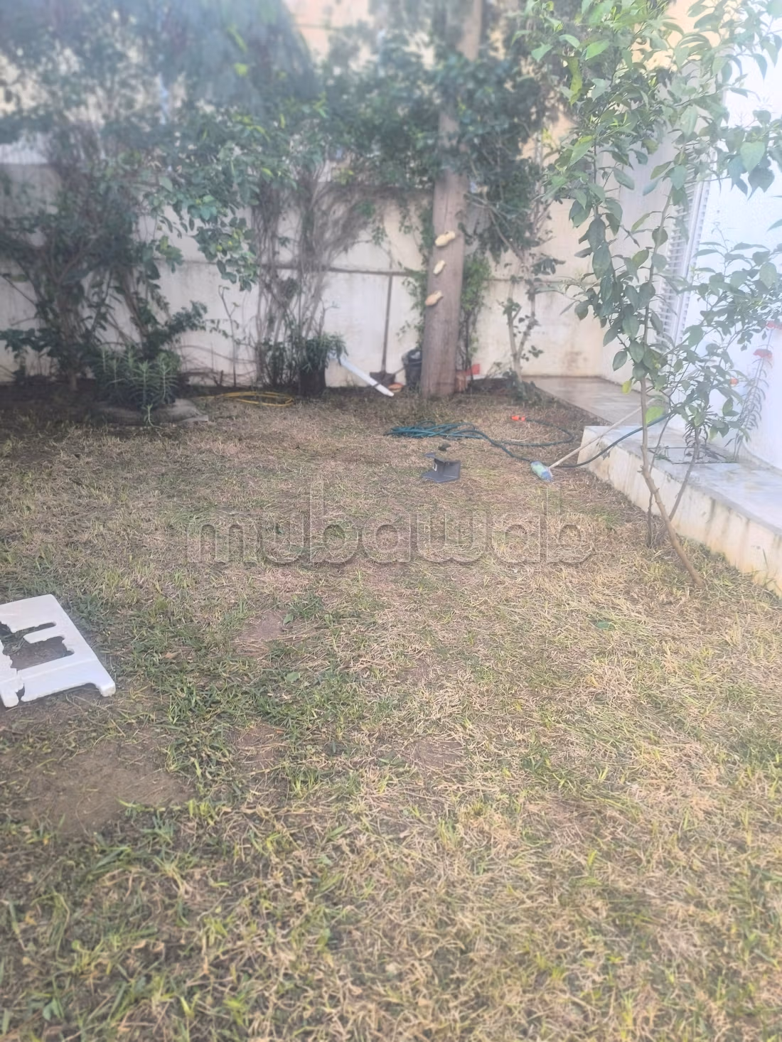 Rent this apartment in Cité des Juges. Small area 120 m². Double glazing and central heating