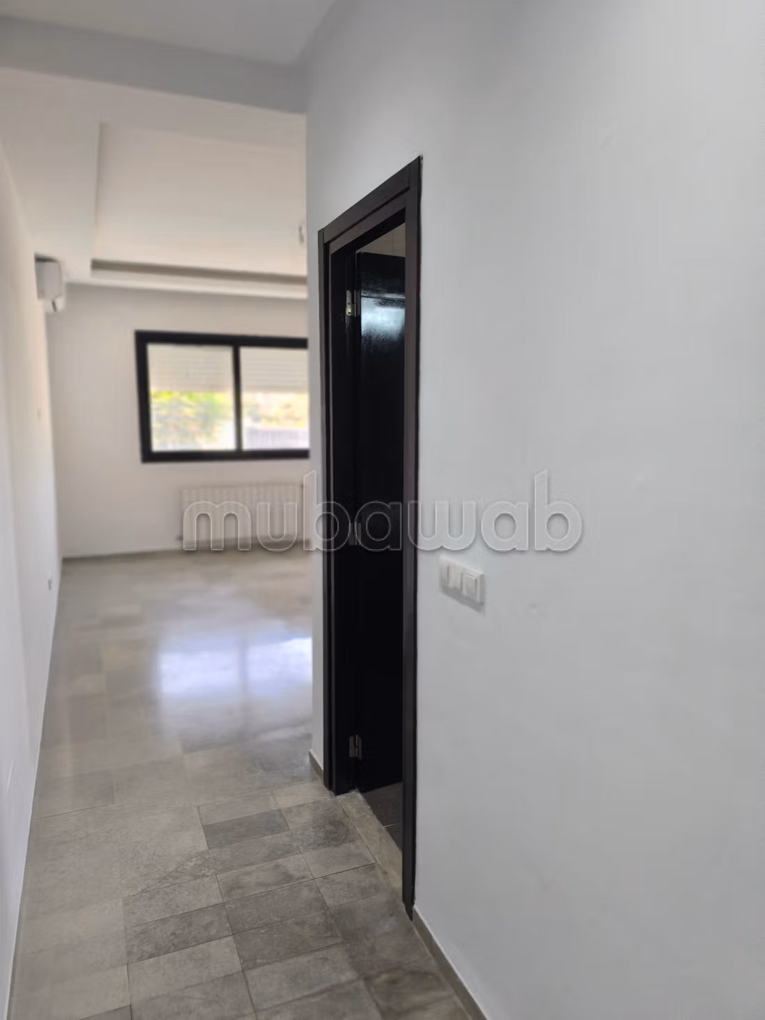 Appartement S4 dont une suite parentale à louer à Cité Du Stade. Superficie 300 m². Porte sécurisée et chauffage central