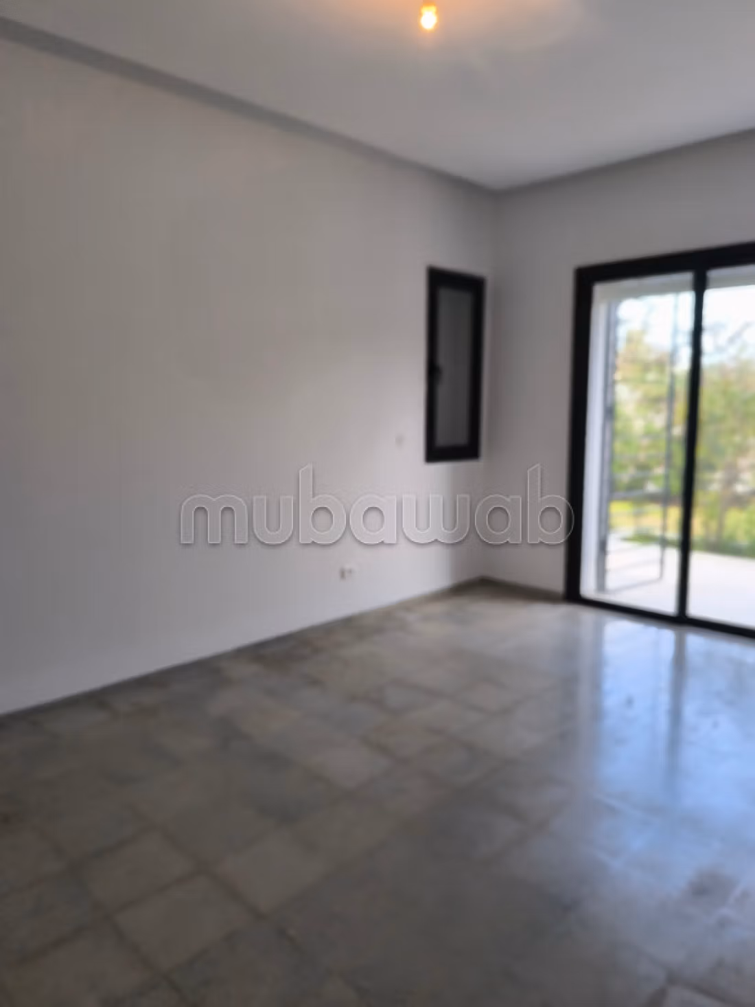 Appartement S4 dont une suite parentale à louer à Cité Du Stade. Superficie 300 m². Porte sécurisée et chauffage central