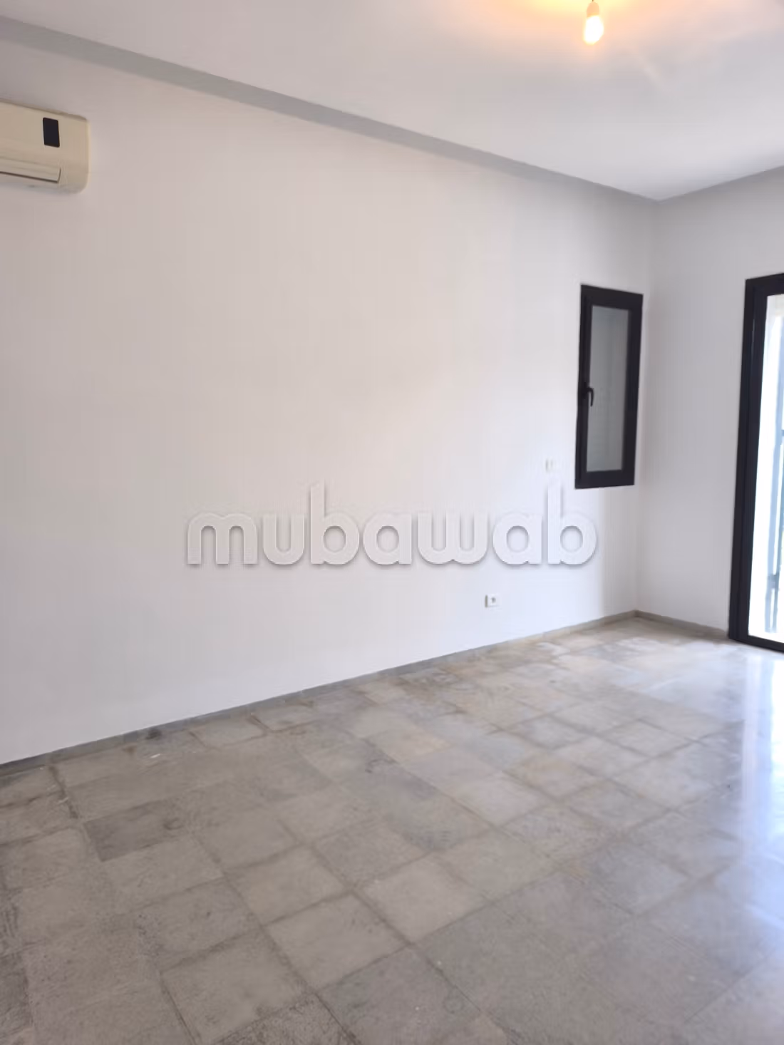 Appartement S4 dont une suite parentale à louer à Cité Du Stade. Superficie 300 m². Porte sécurisée et chauffage central