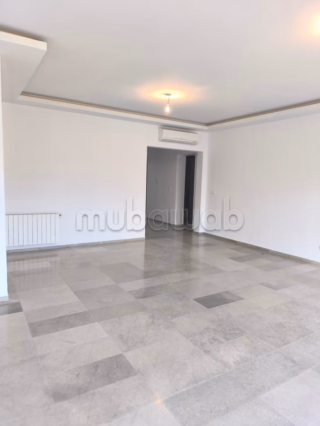 Appartement S4 dont une suite parentale à louer à Cité Du Stade. Superficie 300 m². Porte sécurisée et chauffage central