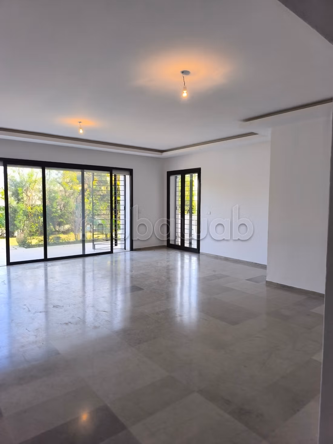 Appartement S4 dont une suite parentale à louer à Cité Du Stade. Superficie 300 m². Porte sécurisée et chauffage central