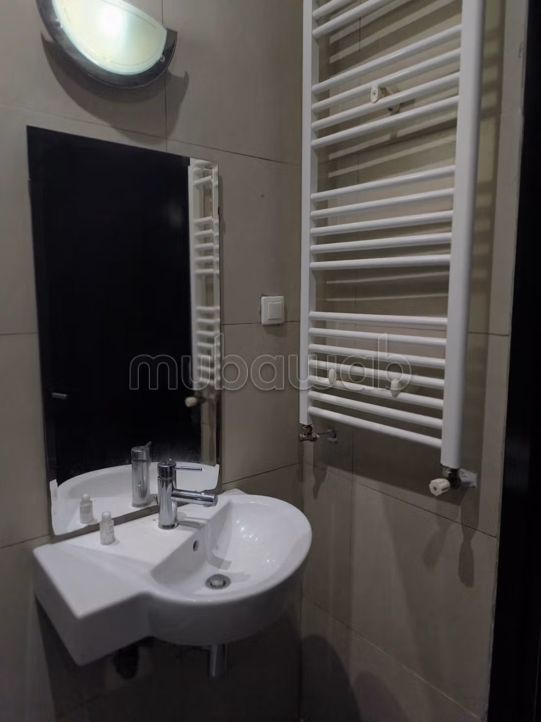 Appartement S4 dont une suite parentale à louer à Cité Du Stade. Superficie 300 m². Porte sécurisée et chauffage central