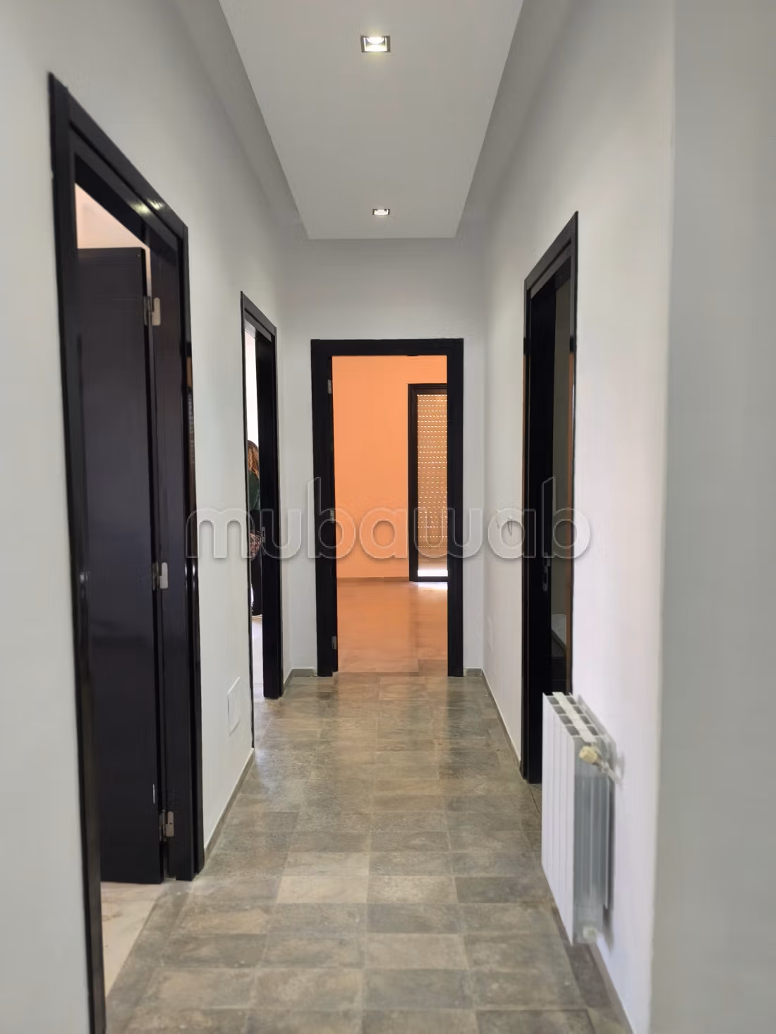 Appartement S4 dont une suite parentale à louer à Cité Du Stade. Superficie 300 m². Porte sécurisée et chauffage central