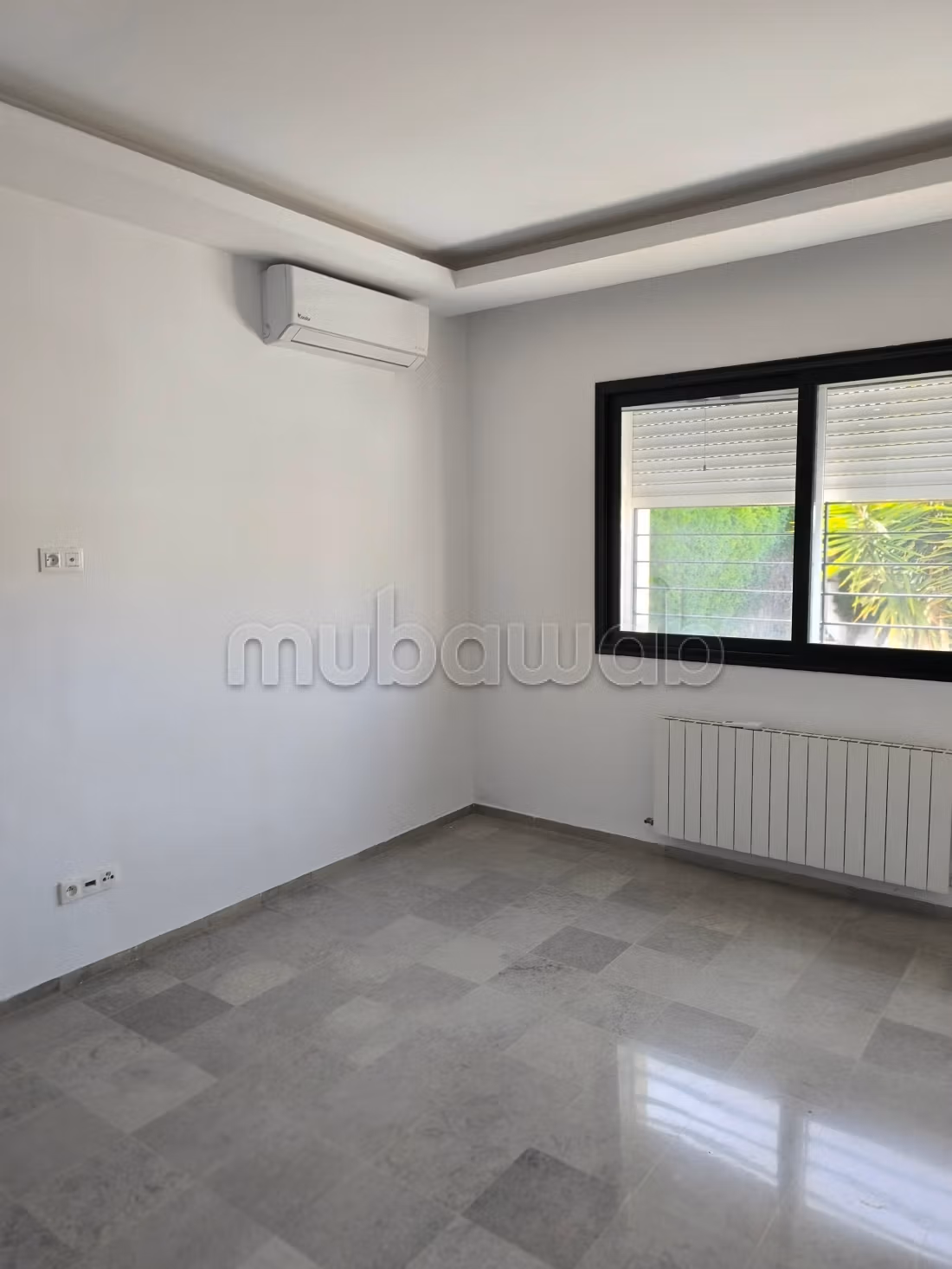 Appartement S4 dont une suite parentale à louer à Cité Du Stade. Superficie 300 m². Porte sécurisée et chauffage central