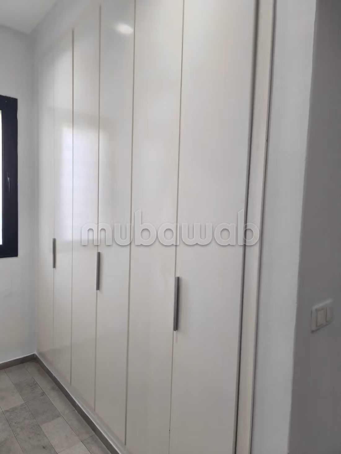 Appartement S4 dont une suite parentale à louer à Cité Du Stade. Superficie 300 m². Porte sécurisée et chauffage central