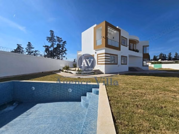 Une villa s5 avec piscine à la soukra