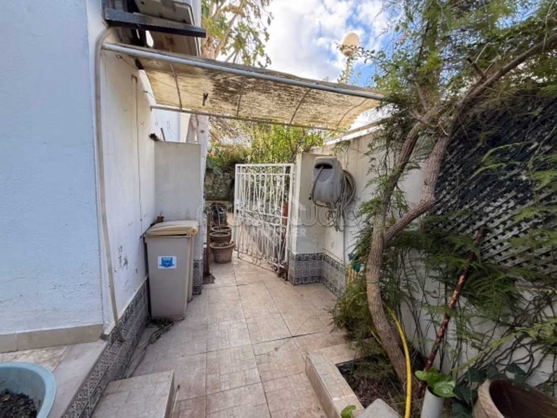 A vendre une villa duplex avec jardin à La Marsa