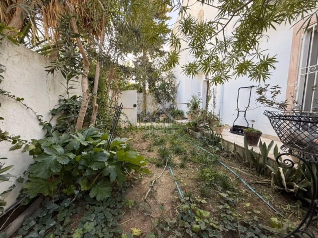 A vendre une villa duplex avec jardin à La Marsa