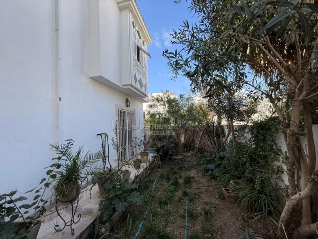 A vendre une villa duplex avec jardin à La Marsa