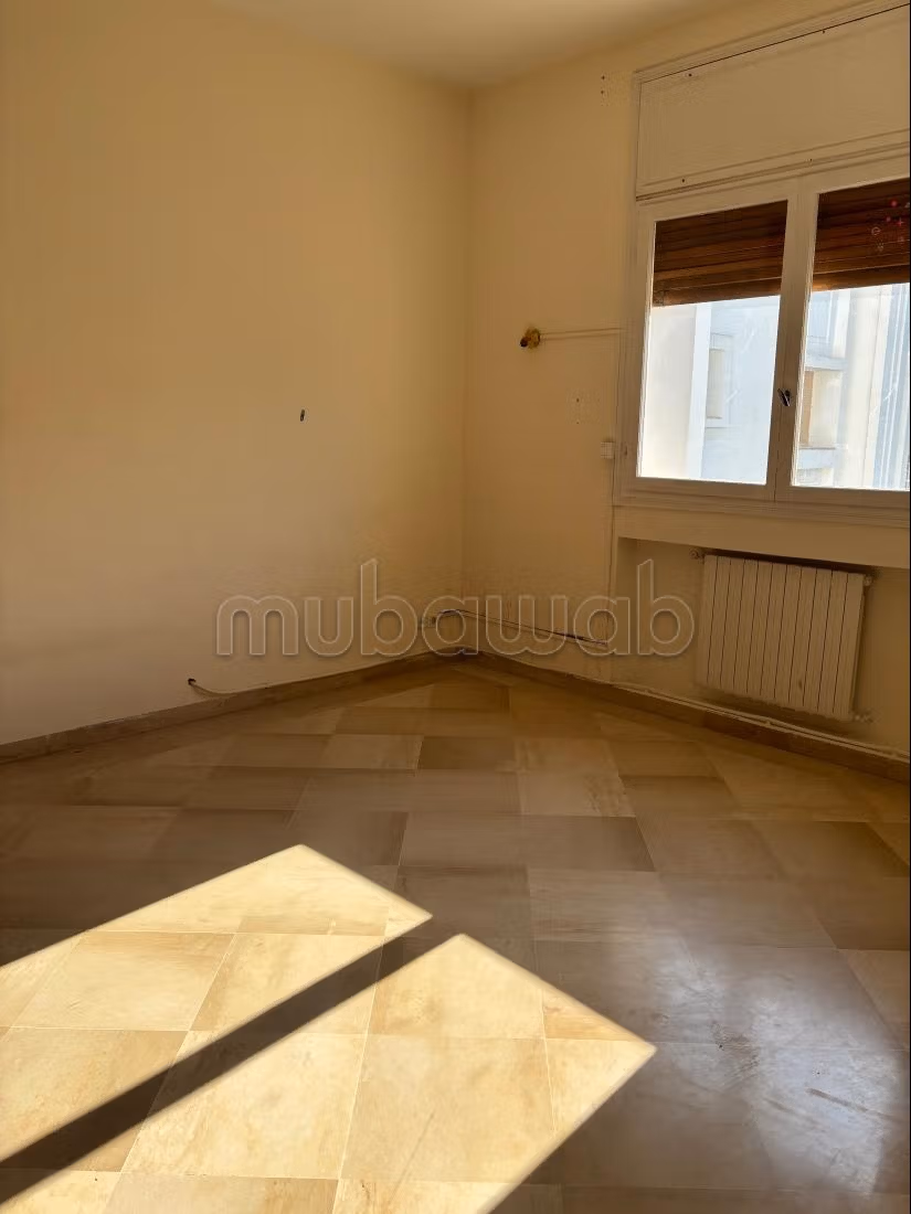 A louer Appart s4 de 200 m² Cité Mahrejene