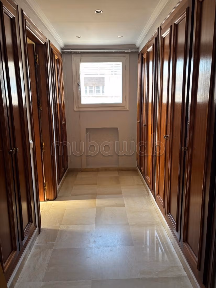A louer Appart s4 de 200 m² Cité Mahrejene
