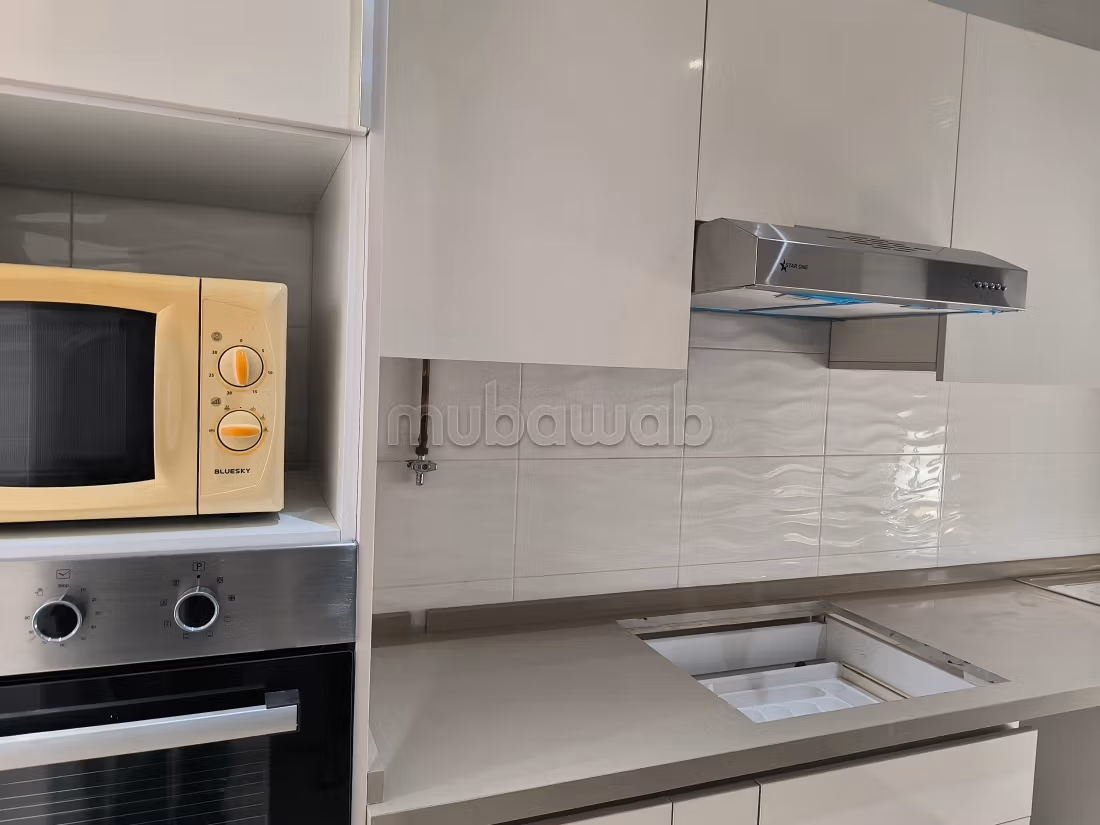 Duplex S4 a louer à Cité Du Stade. La Marsa Surface de 250 m². Environnement calme avec vue sur la montagne, porte blindée