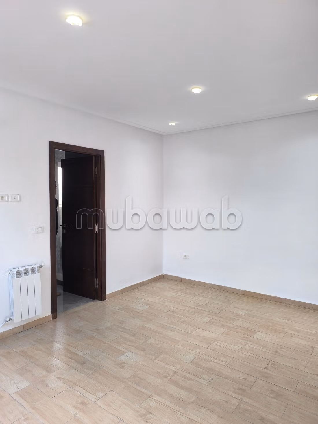 Duplex S4 a louer à Cité Du Stade. La Marsa Surface de 250 m². Environnement calme avec vue sur la montagne, porte blindée