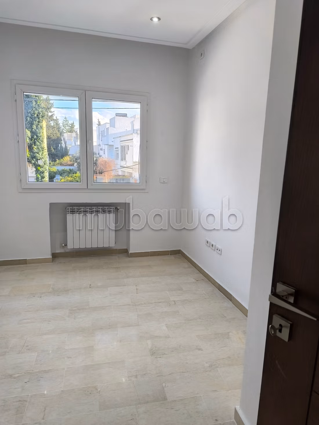 Duplex S4 a louer à Cité Du Stade. La Marsa Surface de 250 m². Environnement calme avec vue sur la montagne, porte blindée