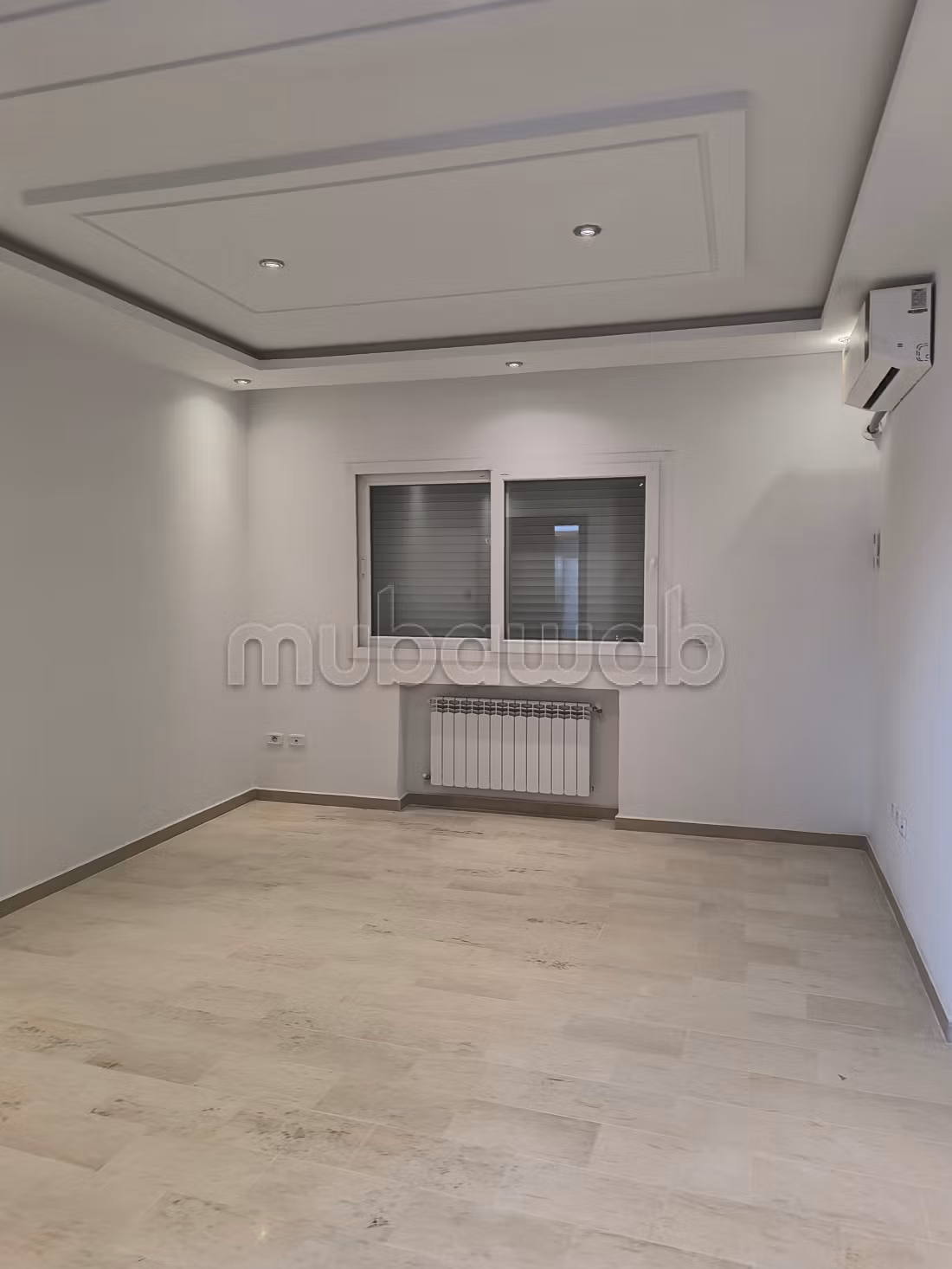 Duplex S4 a louer à Cité Du Stade. La Marsa Surface de 250 m². Environnement calme avec vue sur la montagne, porte blindée