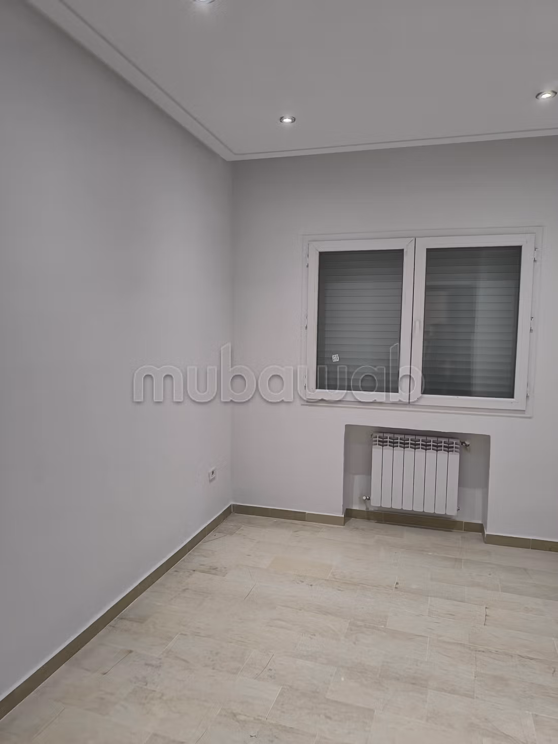 Duplex S4 a louer à Cité Du Stade. La Marsa Surface de 250 m². Environnement calme avec vue sur la montagne, porte blindée