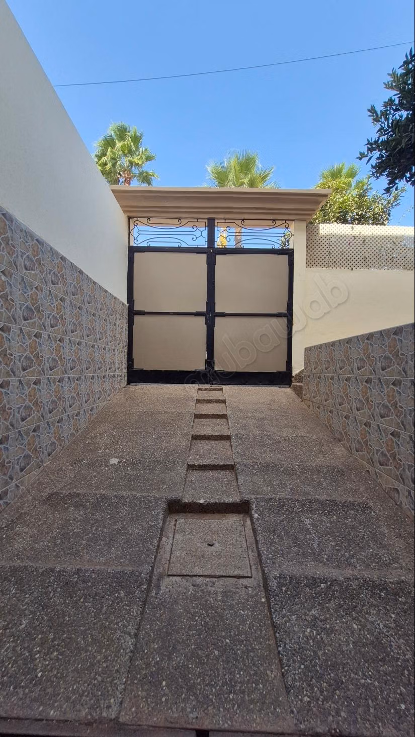A vendre villa 300m2 
Sidimaarouf