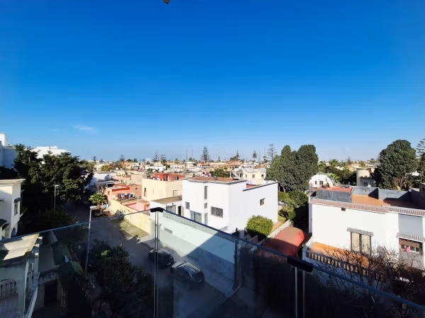 Estudio moderno con terraza