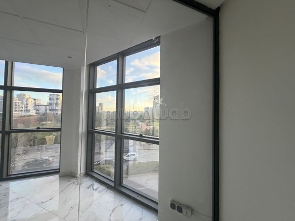 Beaux bureaux à louer à Ferme Bretonne Hay Arraha.
Superficie 60 m².
Concierge et climatisation