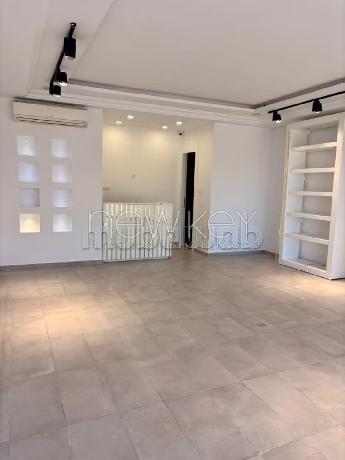 For rent a commercial space under free management