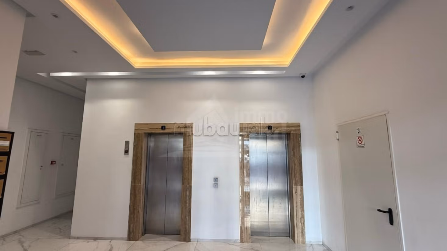 Ufficio hall 3 di 80 m² a Nouvelle Ariana