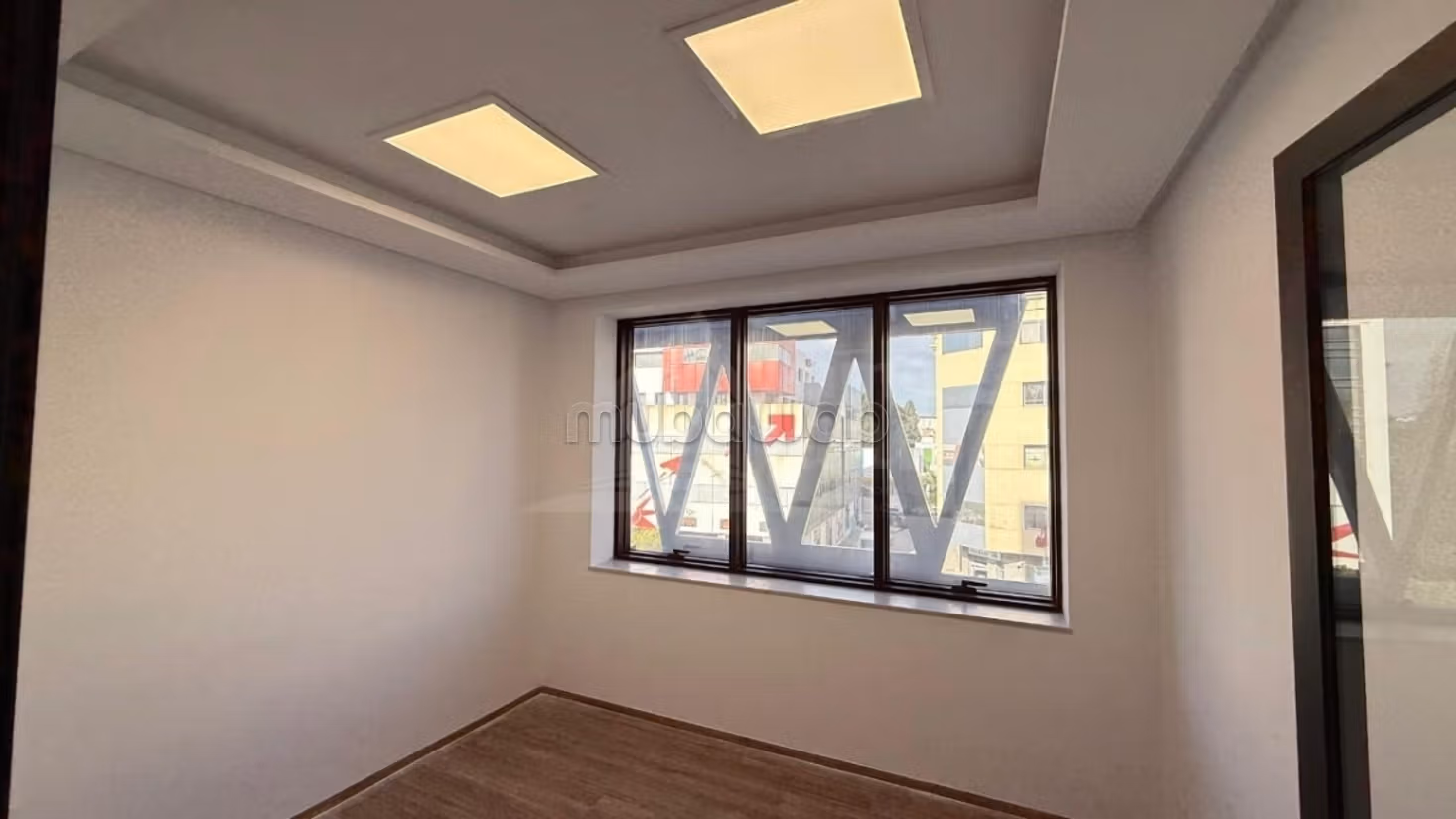 Ufficio hall 3 di 80 m² a Nouvelle Ariana
