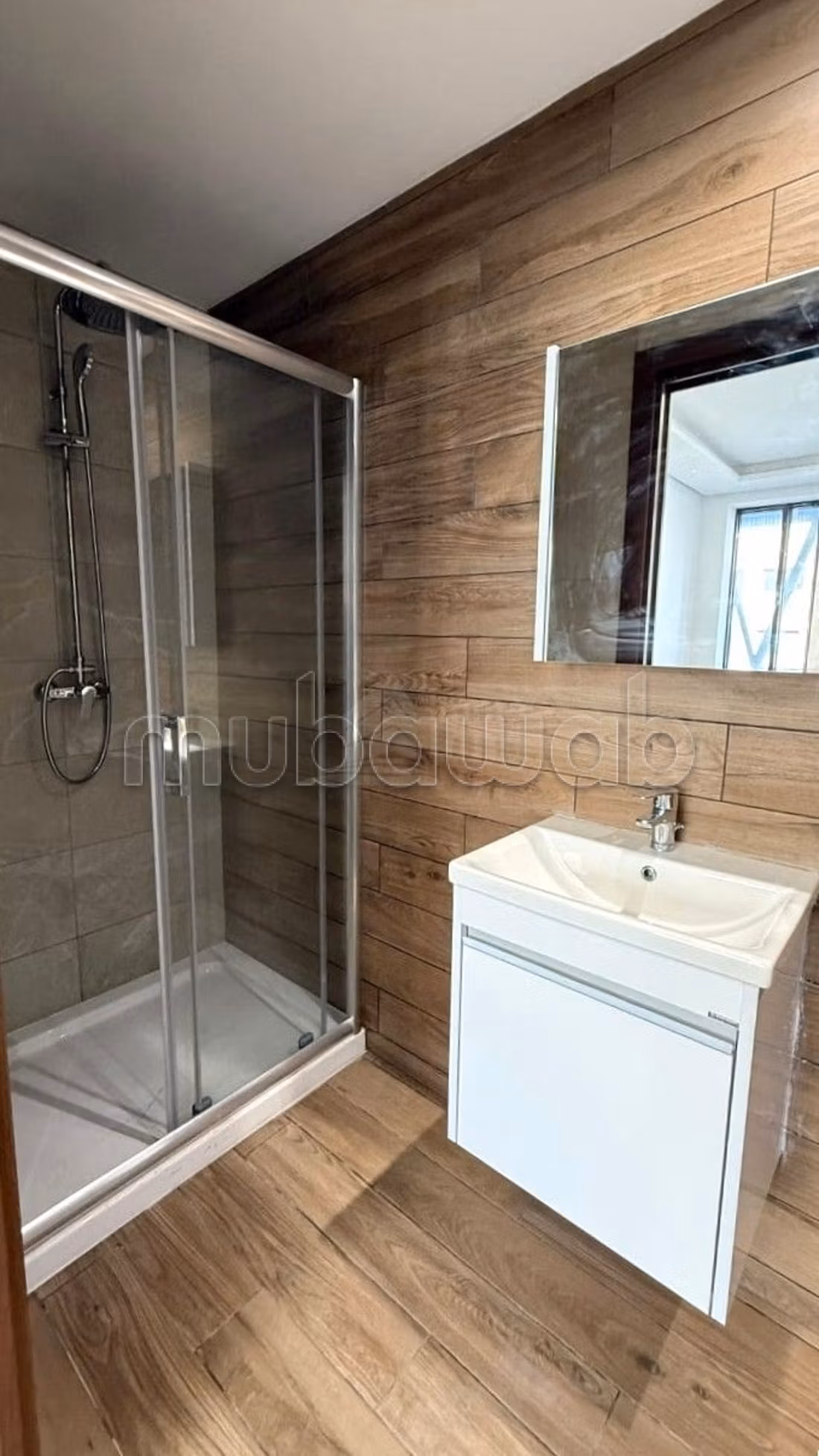 Ufficio hall 3 di 80 m² a Nouvelle Ariana