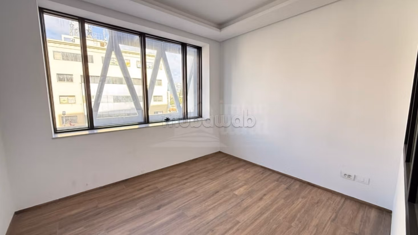 Ufficio hall 3 di 80 m² a Nouvelle Ariana