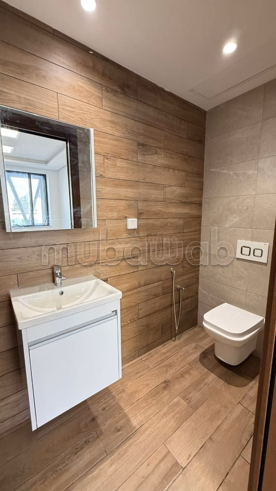 Ufficio hall 3 di 80 m² a Nouvelle Ariana