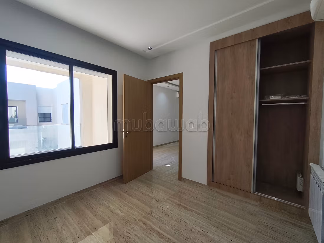 Bellissimo appartamento in affitto a La Soukra. Superficie totale 70 m². Porta blindata, servizio di sicurezza