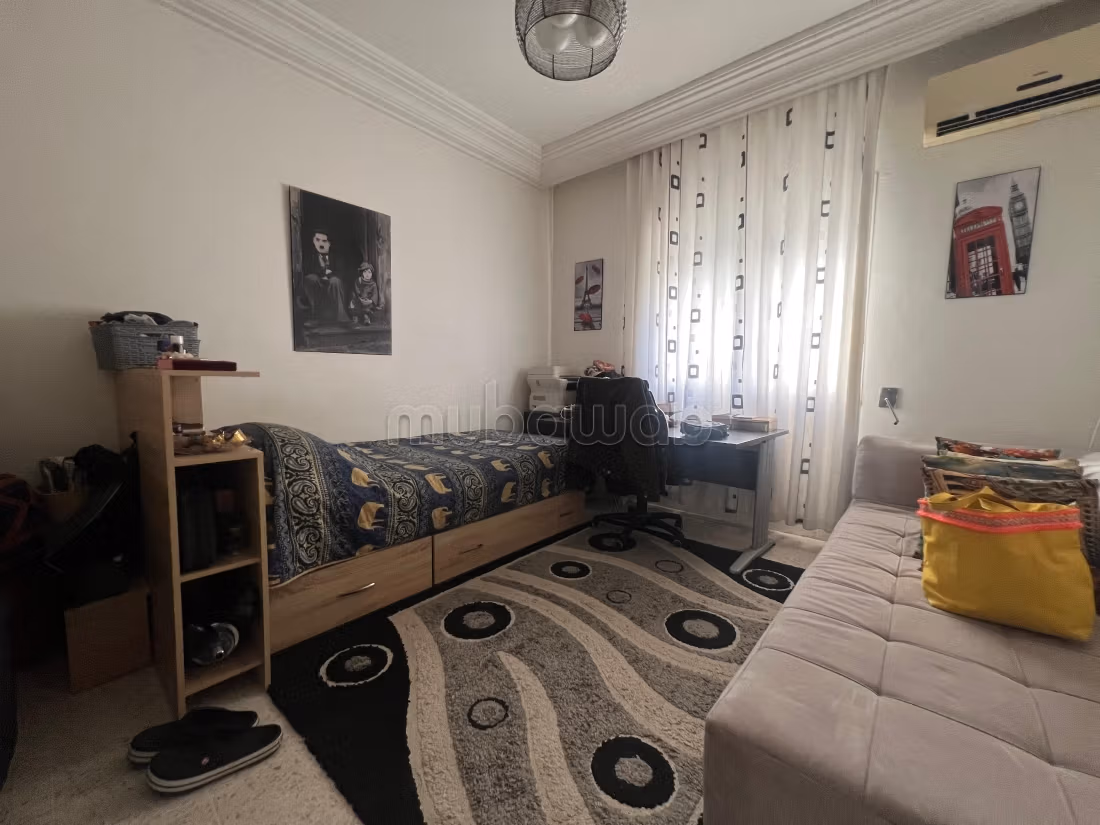 Flat for rent in Aouina. 2 lovely rooms. Caretaker service available, air conditioning
